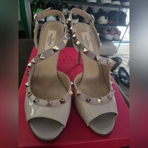 valentino rockstud peep toe heels size 39 beige
